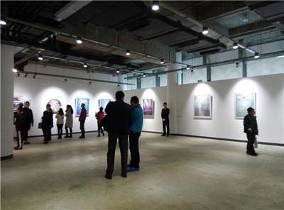 “如詩如夢--何多苓師朋展”在成都WM畫廊揭幕