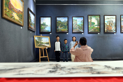 觀看油畫展度假期