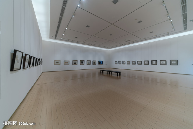 空無(wú)一人的武漢美術(shù)館展廳 寂靜中的藝術(shù)回響